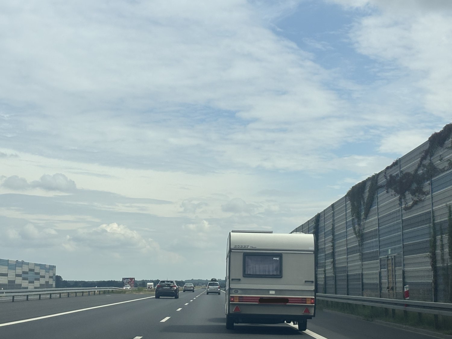 Czy podczas wyprzedzania na autostradzie samochodem osobowym z przyczepą lekką możesz przekroczyć prędkość 80 km/h?